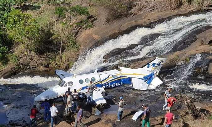 Avião cai na tarde desta sexta-feira próximo a cachoeira (foto: WhatsAapp/Reprodução)