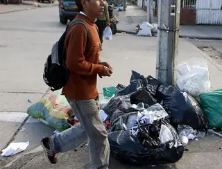 Estatização do lixo e afastamento: como foi Gustavo Petro na prefeitura de Bogotá