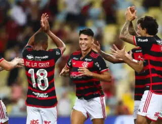 Flamengo derrota São Paulo e assume liderança do Brasileiro
