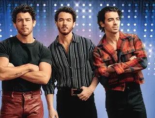 Fãs dos Jonas Brothers viralizam com copos reaproveitados em show