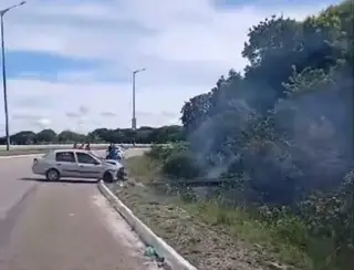 Carro derruba poste e causa incêndio na PB-008, em João Pessoa