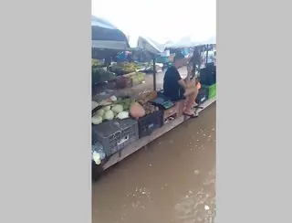 VÍDEO: comerciantes e alimentos ficam ilhados em feira após chuva forte em Guarabira