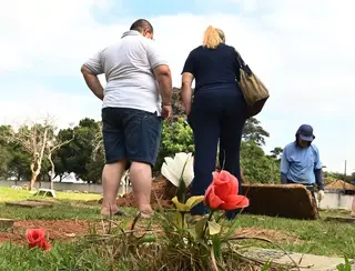Família pede para enterrar cachorro em jazigo de cemitério público e comove moradores em Patos