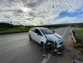 Motorista bate em mureta na BR-230 em João Pessoa