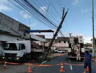 Moradores protestam e fecham rua após corte de energia no Rangel