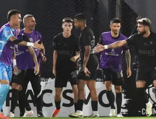 Corinthians vence Nacional por 2 a 0 e reage na Sul-Americana