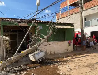 Dois postes caem e fiação fica no meio da rua deixando várias casas em energia em JP