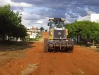 Secretaria de Serviços Públicos atende demandas de terraplanagem em várias ruas de Patos