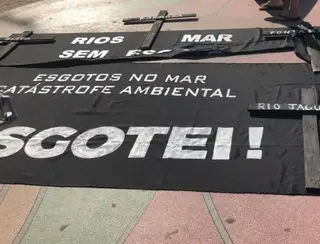 Manifestantes usam letreiro de JP como palco de protesto contra a poluição marinha