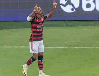 Flamengo derrota Corinthians por 2 a 0, alivia pressão e assume liderança do Brasileirão