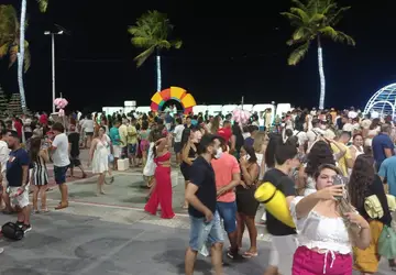 Mesmo sem festa pública, população de João Pessoa comparece à praia para receber 2022