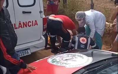 Colisão entre moto e carro deixa dois jovens gravemente feridos, em Boa Ventura