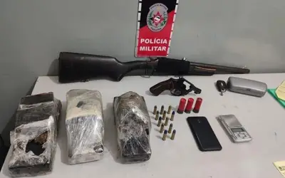 Polícia Militar prende duas pessoas, apreende armas, munições e drogas
