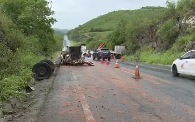 Acidente deixa caminhão destruído em Riachão do Bacamarte, na PB