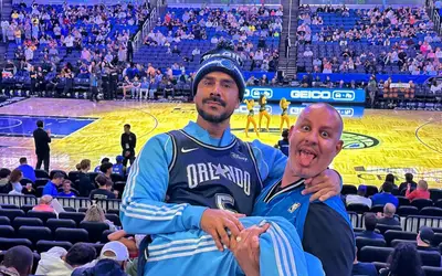 Viajando sem a família pela primeira vez, Julio Rocha vai a jogo de basquete em Orlando 