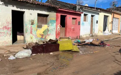 Fortes chuvas derrubam muro de reservatório e águas alagam casas em Dona Inês, na PB