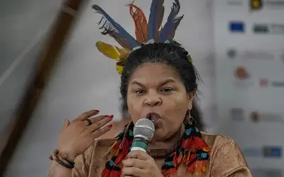 Em evento com Lula sobre indígenas, ministra mostra slide do petista com premiê da Índia