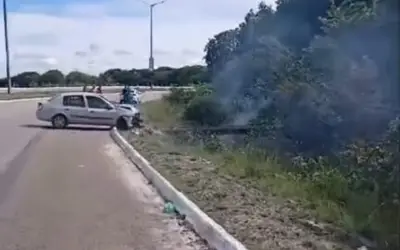 Carro bate e derruba poste na rodovia PB-008, em João Pessoa; acidente causou incêndio