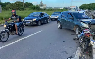 Motociclista fica em estado grave após colisão com carro na BR-230 em João Pessoa