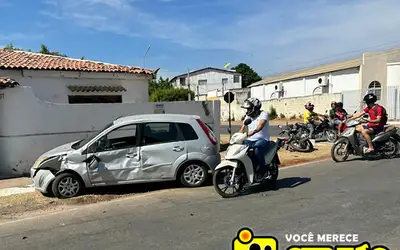 Mulher fica ferida em colisão envolvendo carro e moto na cidade de Sousa