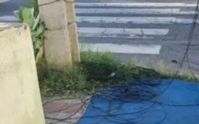 Amontoado de fios de operadoras na Rua Floriano Peixoto causa risco à população de Patos