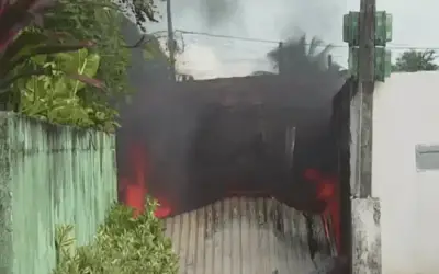 Incêndio atinge casa de catador de recicláveis em João Pessoa; cachorros são resgatados