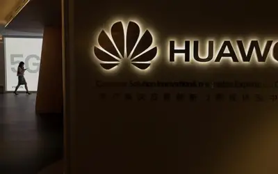 Acidente com veículo elétrico fabricado pela Huawei deixa três mortos na China, incluindo criança de dois anos