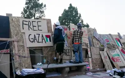 Polícia prende manifestantes em universidade da Califórnia após descumprirem ordens de saída do campus