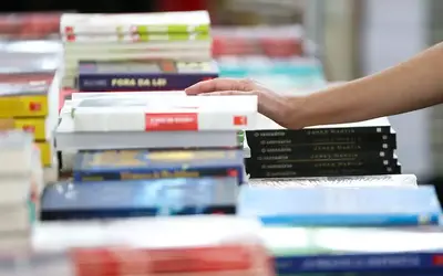 Correios fazem seleção para doar mais de 21 mil livros da biblioteca própria; veja como participar