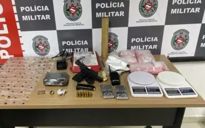 PM prende suspeito suspeito de tráfico com armas e drogas, em Cabedelo
