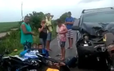 Acidente entre dois carros e uma moto deixa cinco feridos no Sertão