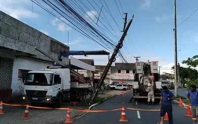 Moradores protestam e fecham rua após corte de energia no Rangel