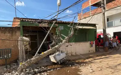 Dois postes caem e fiação fica no meio da rua deixando várias casas em energia em JP