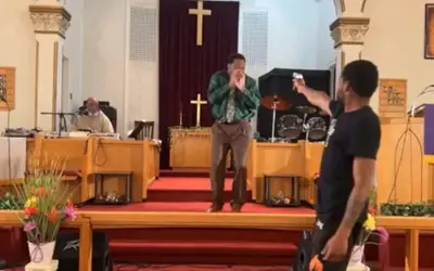 Homem é preso após entrar em igreja nos EUA e atirar contra pastor durante pregação