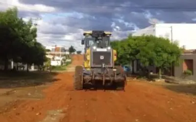 Secretaria de Serviços Públicos atende demandas de terraplanagem em várias ruas de Patos