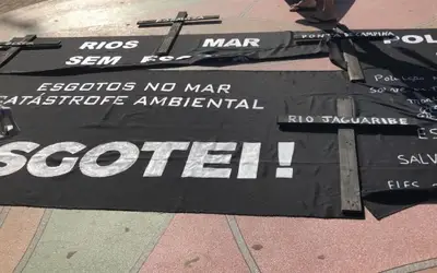 Manifestantes usam letreiro de JP como palco de protesto contra a poluição marinha