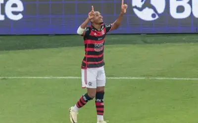 Flamengo derrota Corinthians por 2 a 0, alivia pressão e assume liderança do Brasileirão