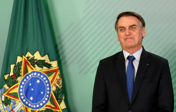 Bolsonaro ignora horário de expediente em campanha eleitoral